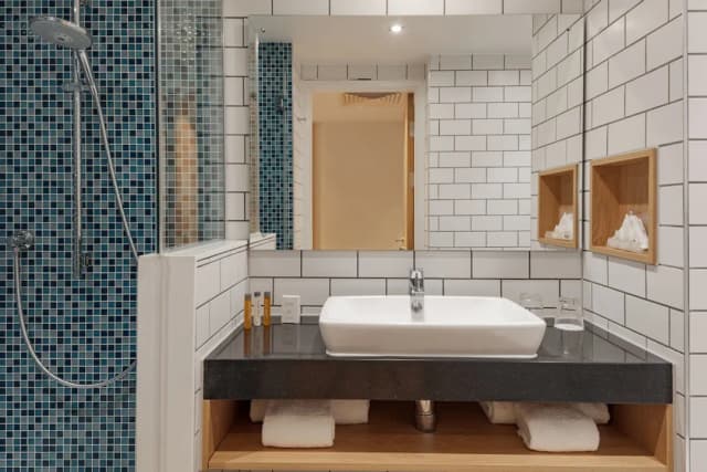 Holiday Inn London Heathrow - Bath Road by IHG-Family Room, 1 Queen Bed (Premium)-15