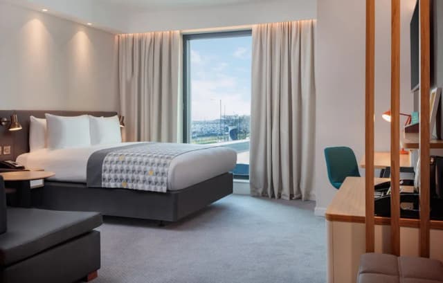 Holiday Inn London Heathrow - Bath Road by IHG-Family Room, 1 Queen Bed (Premium)-11