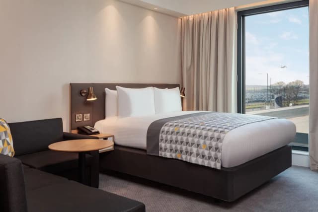 Holiday Inn London Heathrow - Bath Road by IHG-Family Room, 1 Queen Bed (Premium)-9