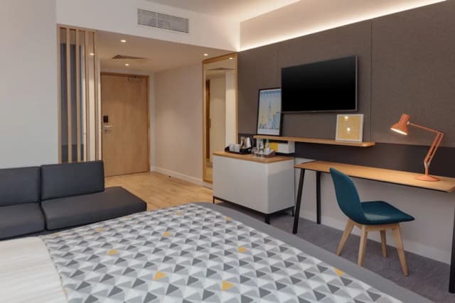 Holiday Inn London Heathrow - Bath Road by IHG-Family Room, 1 Queen Bed (Premium)-5