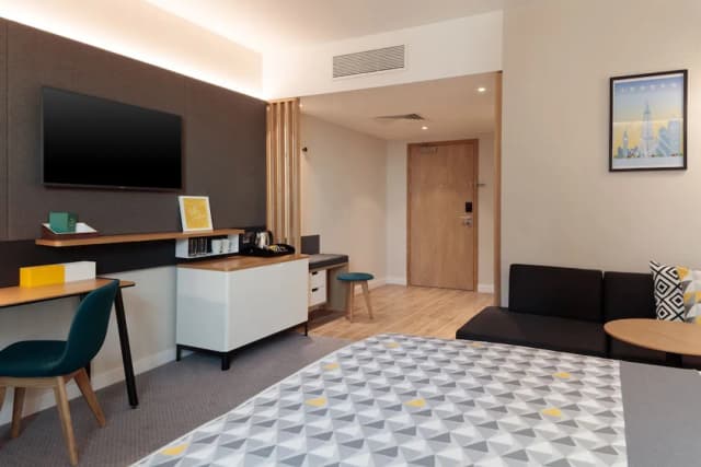 Holiday Inn London Heathrow - Bath Road by IHG-Family Room, 1 Queen Bed (Premium)-10