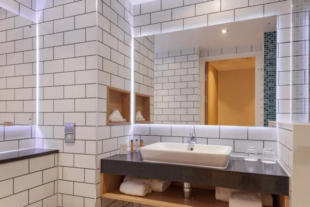 Holiday Inn London Heathrow - Bath Road by IHG-Family Room, 1 Queen Bed (Premium)-16