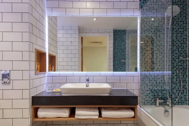 Holiday Inn London Heathrow - Bath Road by IHG-Family Room, 1 Queen Bed (Premium)-17