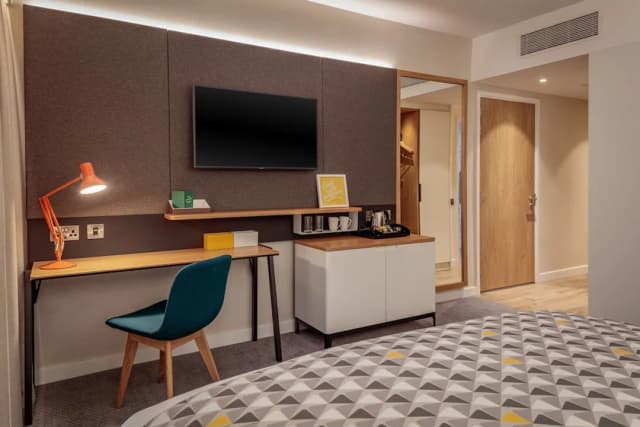 Holiday Inn London Heathrow - Bath Road by IHG-Family Room, 1 Queen Bed (Premium)-12