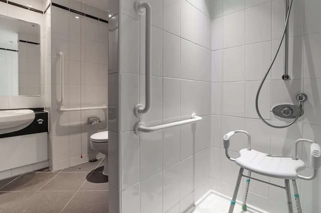 倫敦大都會希爾頓飯店-高級雙人房, 1 張加大雙人床, 無障礙 (Roll-in Shower)-5