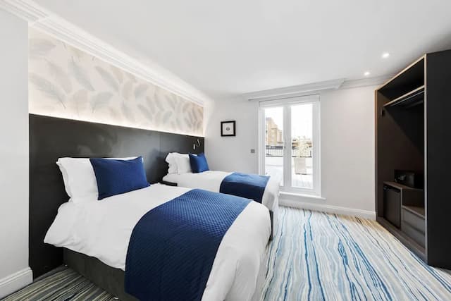 康莫德酒店-高級雙床房-5