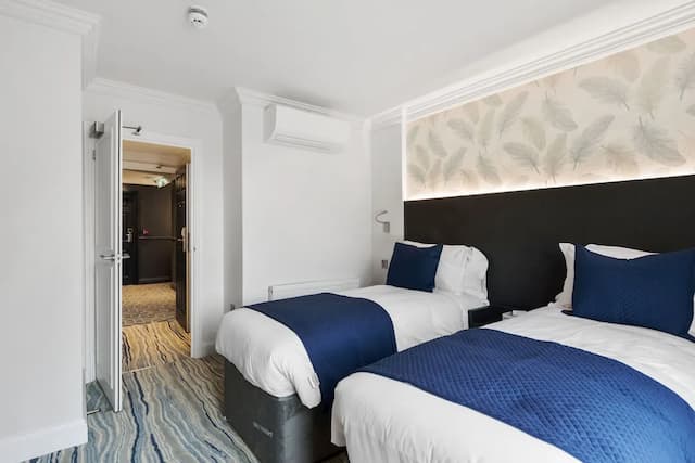 康莫德酒店-高級雙床房-6