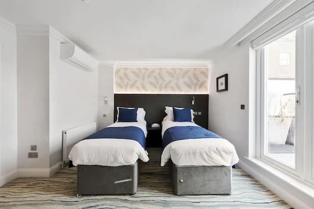 康莫德酒店-高級雙床房-7