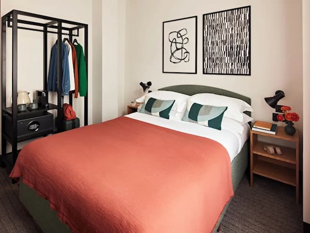 Numa London Bloomsbury-Small Room-3