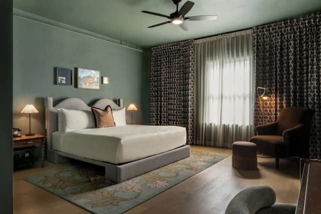 MarQueen Hotel-Deluxe Room, 1 King Bed, Mobility Accessible-1