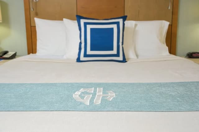 Gateway Hotel Santa Monica-2 Queens Accessible Bathtub-4