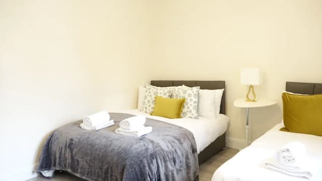 鄰近機場飯店-豪華三人房 (Room 3)-1