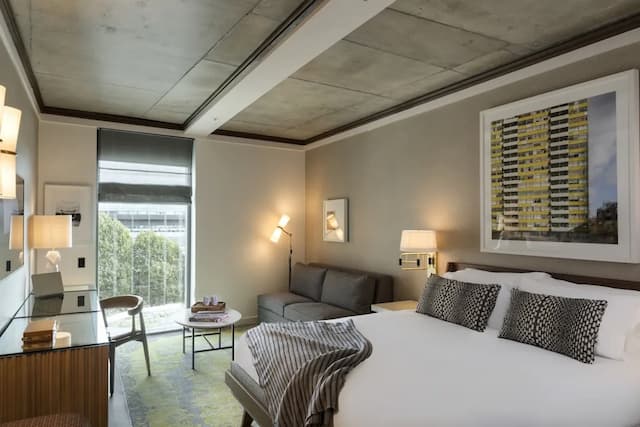 河岸濱傲途格精選酒店-高級客房, 1 張特大雙人床及 1 張梳化床, 非吸煙房-4