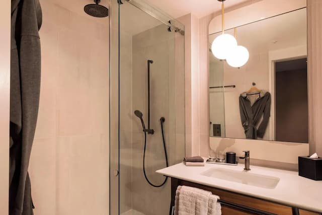 河岸濱傲途格精選酒店-高級客房, 1 張特大雙人床及 1 張梳化床, 非吸煙房-9