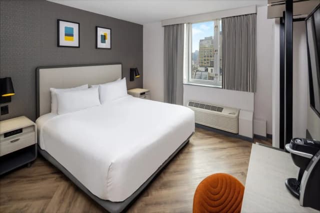 voco Times Square South New York by IHG-Premium Room, 1 King Bed, City View-2