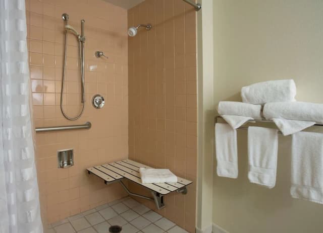 西雅圖塔科瑪國際機場希爾頓大使套房飯店-套房, 無障礙 (Roll-in Shower)-10