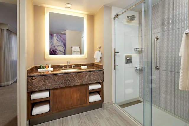 Hilton Long Beach Hotel-Junior Suite, 1 King Bed, Non Smoking-8