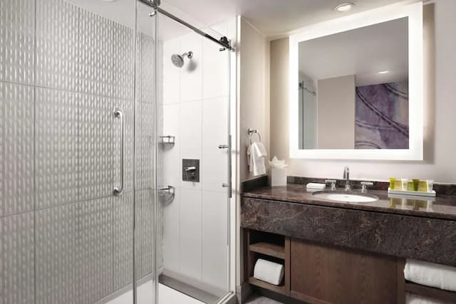 Hilton Long Beach Hotel-Junior Suite, 1 King Bed, Non Smoking-4