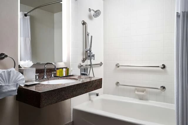 Hilton Long Beach Hotel-Room, 1 King Bed, Accessible, Bathtub (Hearing Impaired)-4