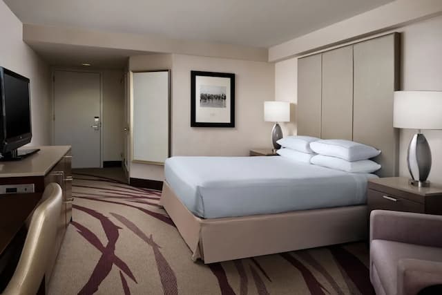 Hilton Long Beach Hotel-Deluxe Room, 1 King Bed-2