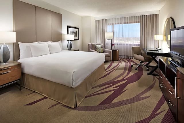 Hilton Long Beach Hotel-Deluxe Room, 1 King Bed-3