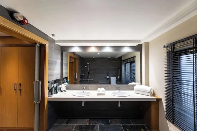 ダブルツリー バイ ヒルトン ロンドン ビクトリア-ルーム クイーンベッド 1 台 バリアフリー-6