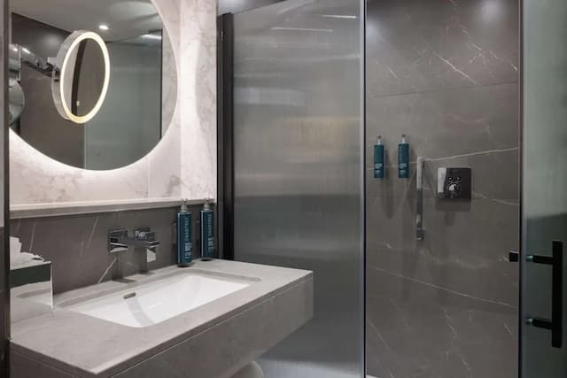 ダブルツリー バイ ヒルトン ロンドン ビクトリア-デラックス ルーム ダブルベッド 2 台-7