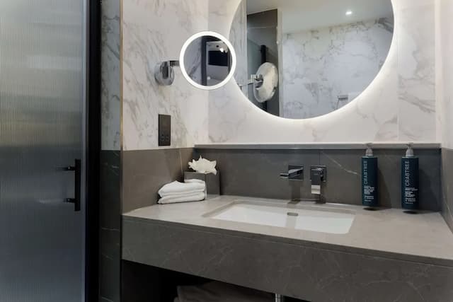 ダブルツリー バイ ヒルトン ロンドン ビクトリア-デラックス ルーム キングベッド 1 台-9