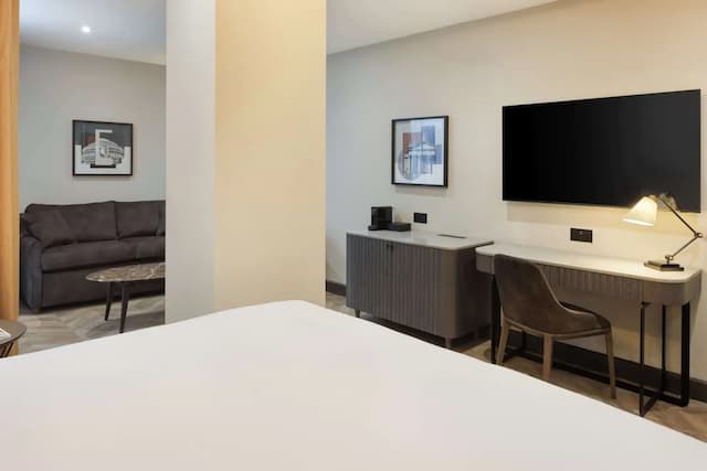 ダブルツリー バイ ヒルトン ロンドン ビクトリア-デラックス ルーム キングベッド 1 台-6