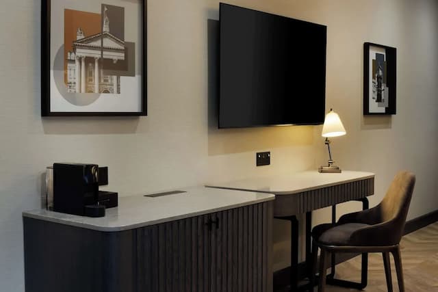 ダブルツリー バイ ヒルトン ロンドン ビクトリア-デラックス ルーム キングベッド 1 台-4