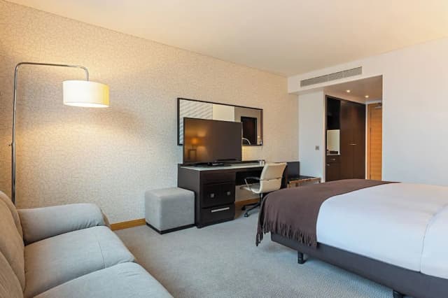 Pestana Chelsea Bridge Hotel & SPA-Deluxe Superior King Bed-6