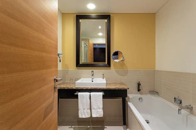 Pestana Chelsea Bridge Hotel & SPA-Deluxe Superior King Bed-7