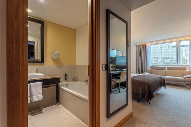 Pestana Chelsea Bridge Hotel & SPA-Deluxe Superior King Bed-5