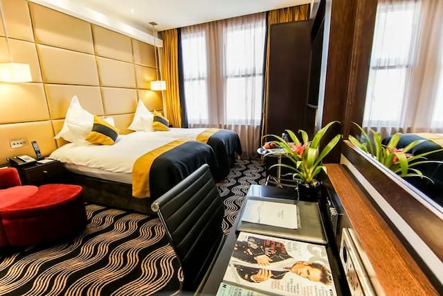 Montcalm Piccadilly Townhouse, London West End-Club Twin Room-3