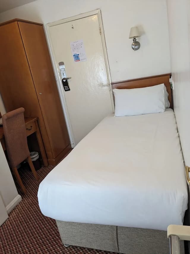 더 튜더 호텔-베이직 싱글룸-1