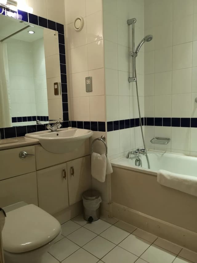 더 튜더 호텔-디럭스 트윈룸-4