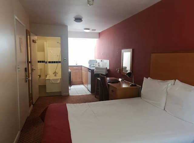 더 튜더 호텔-패밀리룸 (2 adults + 2 children)-3