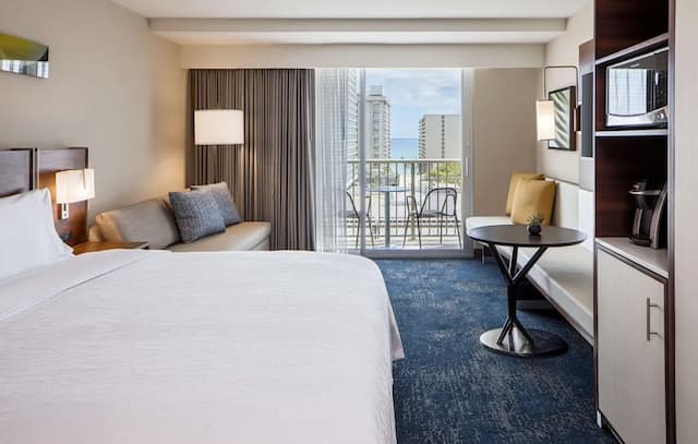 威基基海灘希爾頓花園酒店-客房, 1 張特大雙人床及 1 張梳化床, 城市景-2