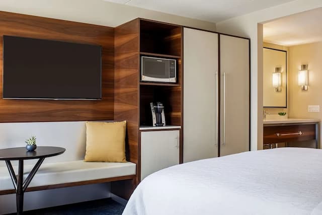 威基基海灘希爾頓花園酒店-客房, 1 張特大雙人床, 部分海景-3