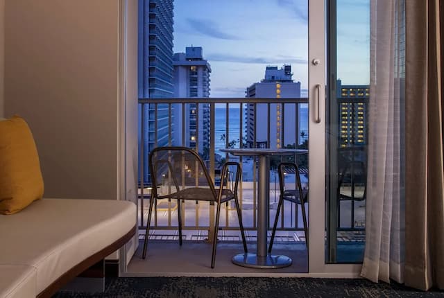 威基基海灘希爾頓花園酒店-客房, 1 張特大雙人床, 部分海景-5