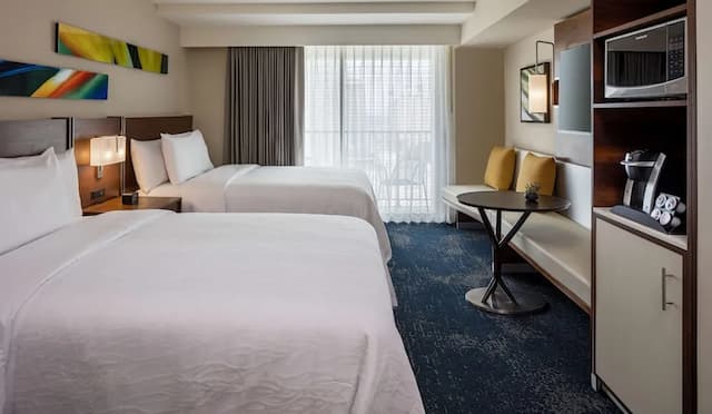 威基基海灘希爾頓花園酒店-客房, 2 張標準雙人床, 部分海景 (Roll-In Shower)-2