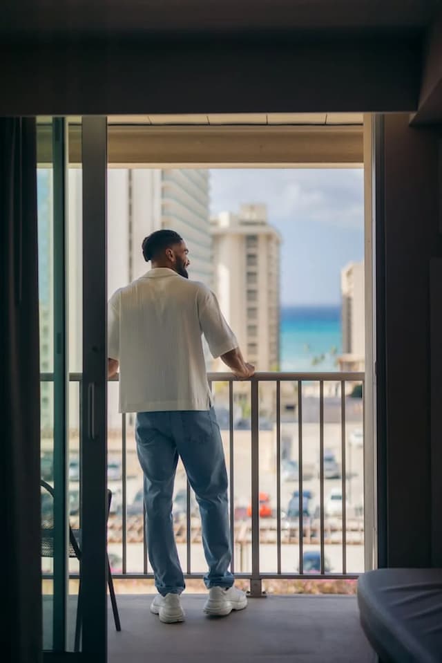 威基基海灘希爾頓花園酒店-客房, 1 張特大雙人床, 無障礙, 部分海景 (Hearing)-2