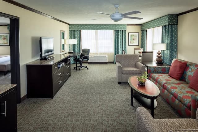 Crowne Plaza Anchorage Midtown by IHG-套房, 1 间卧室-2
