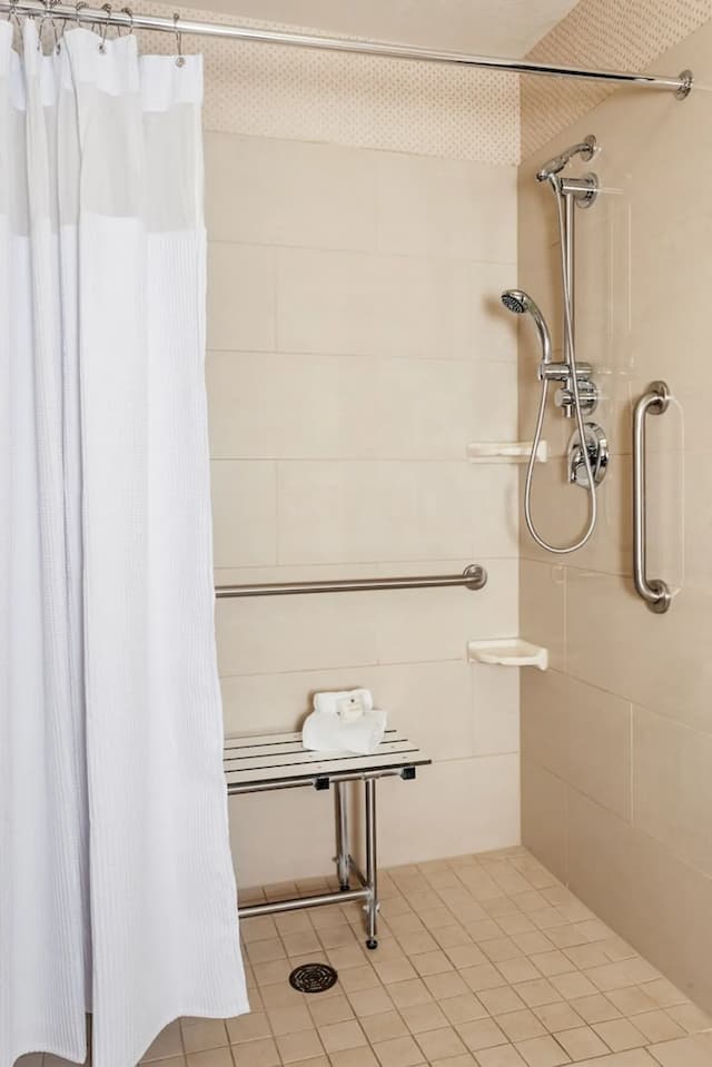 Crowne Plaza Anchorage Midtown by IHG-标准房, 1 张特大床, 无障碍 (Communications, Roll-In Shower)-4