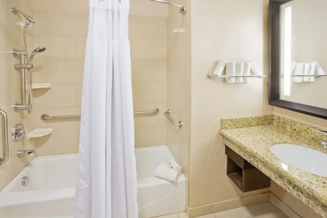 Crowne Plaza Anchorage Midtown by IHG-标准房, 2 张双人床, 无障碍 (Communications, Accessible Tub)-3