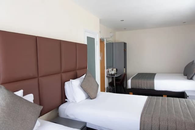 Duke of Leinster-Quadruple Room-5