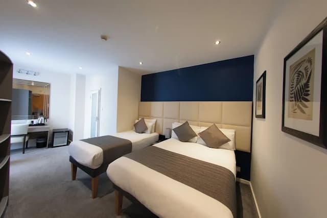 Duke of Leinster-Family Triple Room-10