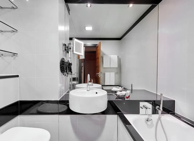 Leonardo Royal London Tower Bridge-Superior Twin Room-4