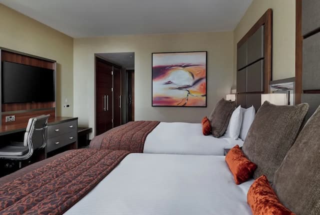 Leonardo Royal London Tower Bridge-Superior Triple Room-4