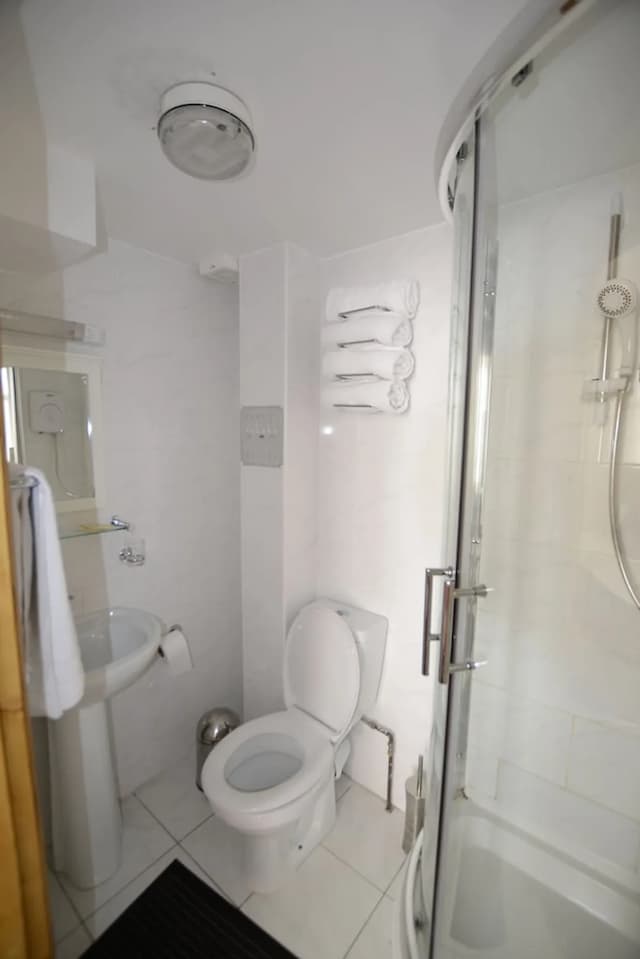 Britannia Inn Hotel-三人房-12